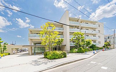 外観：【外観】ここから始まる「日常」はご家族にとってかけがえのない時間となります。少しでも豊かに、快適に。そんな想いから本邸宅は生まれました。
