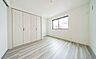 室内：【居室】ナチュラルな木目と上品な色合いが魅力的な居住スペースは、住む人の心を自然とおだやかにします。