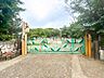 周辺：認定こども園岡津幼稚園　約1000ｍ　広い園庭で外遊びもしているようです。お子様たちの笑顔がいっぱいです