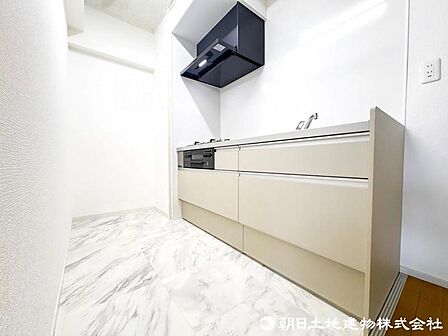 【キッチン】作業スペースを多くとったキッチン。夫婦そろってキッチンに立っても調理がしやすくゆとりある広さ。