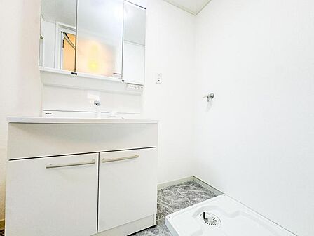 【洗面化粧台・洗面所】清潔感の溢れる上品なデザイン。使いやすさにもこだわり三面鏡を採用、明るく仕上げております。