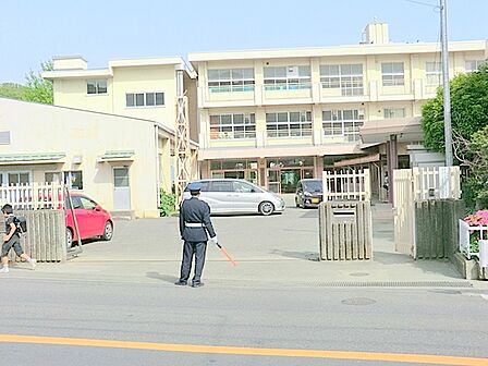 鎌倉市立玉繩小学校 約550m