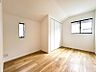 室内：【洋室】柔らかい陽光が差し込む明るいお部屋を演出する設計！！彩光の取れる窓が気持ちの良いお部屋です！