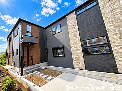 外観：【外観】ここから始まる「日常」はご家族にとってかけがえのない時間となります。少しでも豊かに、快適に。そんな想いから本邸宅は生まれました。