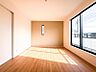 室内：【居室】インテリアショップで見掛けた「あの家具」も置ける、ゆったりとした空間。時に広さが上質な寛ぎの時間になる事も。
