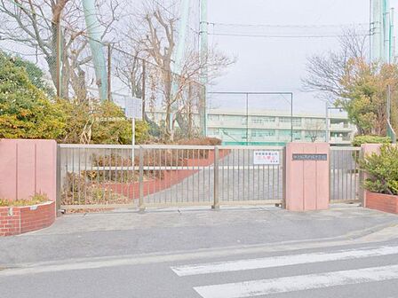 横浜市立南戸塚中学校 約1740m 街灯がたくさん設置されているため夜に帰宅される際も安心です。
