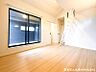 室内：【洋室】柔らかい陽光が差し込む明るいお部屋を演出する設計！！彩光の取れる窓が気持ちの良いお部屋です！