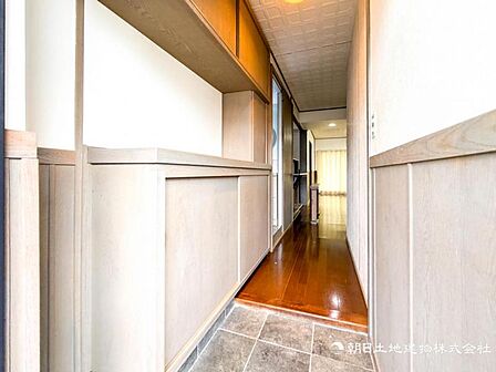 【玄関】家族の帰りを待ち、訪れる方を優しく迎える。そんな安らぎに満ちた生活空間を予感させる生活イメージが湧き出てきそうな物件です。