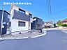 外観：【前面道路】見通しの良い道路に面し、開放感のある立地。毎日の車の出し入れもスムーズです