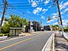 外観：【前面道路】見通しの良い道路に面し、開放感のある立地。子育て環境も良好です！？？