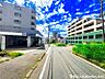 外観：【前面道路】ゆとりある道路幅で車の出し入れもスムーズ。毎日のカーライフを快適にサポートします