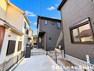 外観:【外観】低層の一戸建を中心とした街並が続き周辺は陽当り良好!採光や開放性に恵まれた住環境となります!?? 外観:【外観】低層の一戸建を中心とした街並が続き周辺は陽当り良好!採光や開放性に恵まれた住環境となります!??