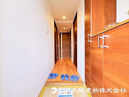 住まいの第一印象を演出する玄関。ご家族やゲストを心地よく迎え入れる、明るく清潔感のある空間です。