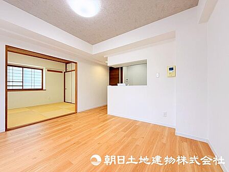 リビングは家族のコミュニケーションが生まれる憩いの空間。食事や団らん、リラックスタイムなど、さまざまなシーンで活躍します。