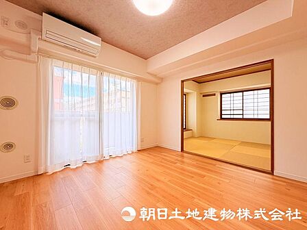 住まう方のライフスタイルに合わせて自由に使えるリビング空間。家族団らんの時間はもちろん、趣味やくつろぎのひとときにもぴったりです。