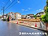 外観：＜現地＞公園が点在する緑豊かな住宅地内に立地しています。