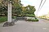 周辺：古戦場公園と郷土資料館の外観