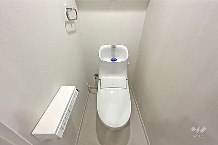 トイレは温水洗浄機能便座付き。手洗いもございます。お掃除もしやすそうなタイプですね。