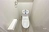 トイレ：トイレは温水洗浄機能便座付き。手洗いもございます。お掃除もしやすそうなタイプですね。