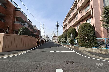 物件の北側前面道路(東側から)。猪子石小学校エリアに位置する新耐震のマンションです。