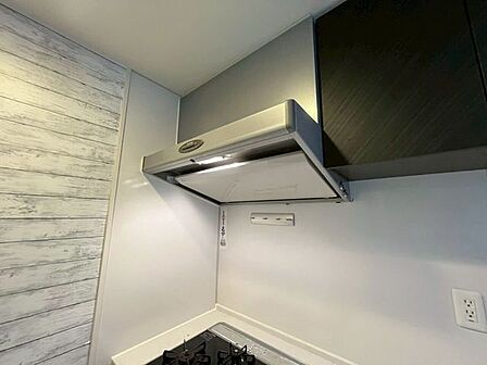 吸気口にはホーロー製の整流板設置！油汚れが染み込まない為お掃除も楽々♪