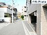 外観：桜木町公園側より撮影した写真です。この道沿いにエントランス・駐車場がございます。
