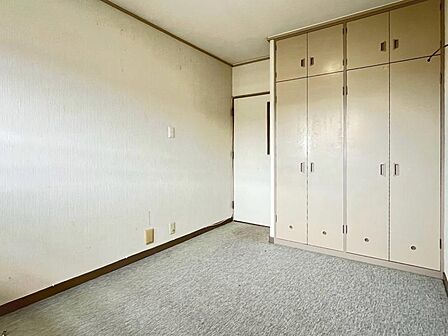 《西側洋室5帖》全室収納を備えています