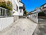 外観：閑静な住宅地に堂々と佇む家。豊かな居住性と、クオリティが見事に調和した住空間は、住まうことの喜びを感じさせてくれます。