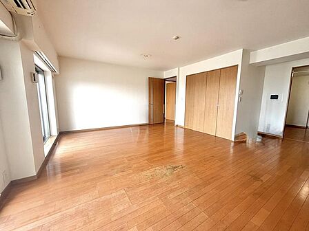 広いリビングは家族が自然と集まる居心地の良い空間