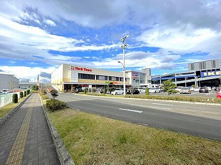 ヨークタウンあすと長町 徒歩8分。 590m