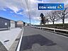 外観：前面道路含む外観