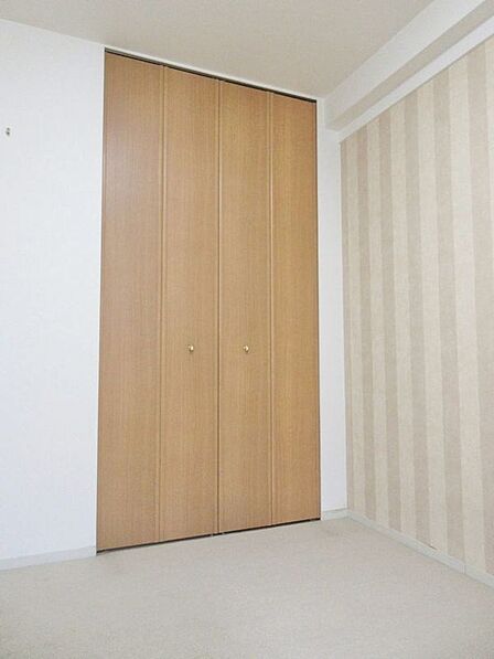 豊富な収納力のあるクローゼット。服や荷物など楽々収納が可能です