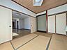 和室：窓から自然光が差し込む明るい空間です。便利な押入に加え、床の間も完備。和の趣を感じながら、過ごせるお部屋です。