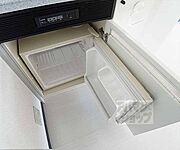 キッチン下は冷蔵庫になっております。