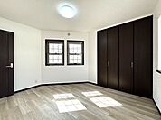 オーケー　新座北野店 【リフォーム完成】3階南西側洋室のお写真です。床はフロアタイル重ね張りをいたしました。3階のお部屋なので陽がよく入ります。 500m