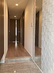 [玄関] 姿見完備の玄関。　床も光沢のあるタイルでご来客を迎えられます。　ドアはフルハイトドアで天井高をより広く見せてくれます。　