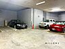 駐車場：屋内駐車場は雨や砂ぼこりから汚れを守ってくれます。雨風で汚れる心配もありません。平置きで駐車出来るのは嬉しいですね。駐車場の空き情報はすぐに確認いたしますのでお気軽にお申し付けください。