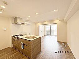 引き戸を開ければ南西からの陽光が広がるリビング。ライフスタイルに合わせて柔軟に空間を使えます