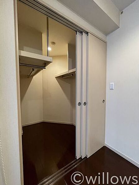 収納の多さも魅力です!使い勝手の良い収納を豊富に設置しております。居住スペースを充分に確保することができる為、ゆとりある室内で、ゆっくりとご寛ぎいただけます。