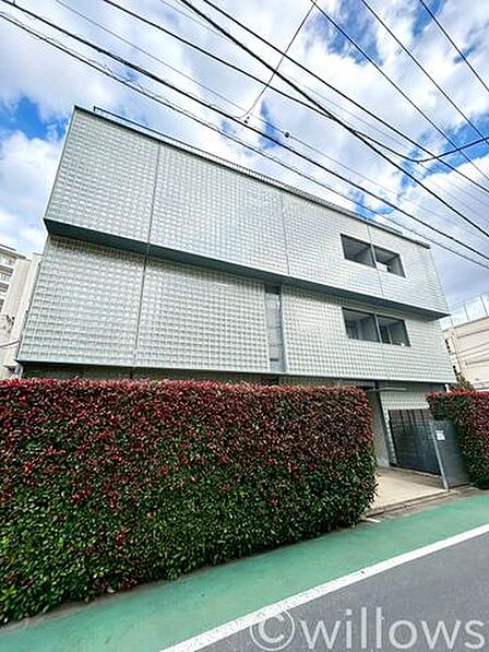 大切なペットとも暮らせる(規約有)、地上6階建て(4階部分)のマンションです。周辺はスーパーやコンビニが揃う、暮らしやすい街並みが魅力的です。