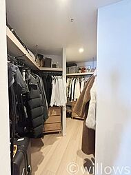 大型のウォークインクローゼット。奥様とご主人様の洋服をしまうことが出来るボリューム。