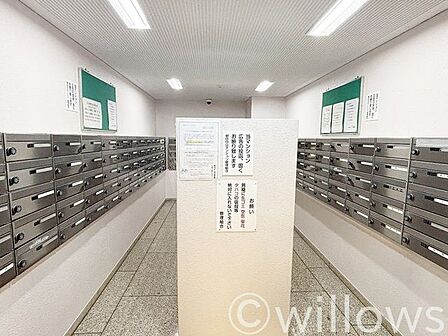郵便ボックスはダイヤル式を採用、共用部の細かいポイントですが防犯性を考えると安心できますね。