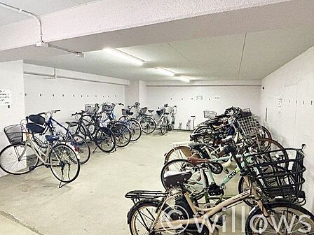 自転車は必需品という方も多くいらっしゃいます。見るとお子様を乗せる自転車が多く、このマンションコミュニティの雰囲気を教えてくれます。空き状況もすぐにお調べいたします。
