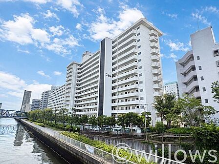 周辺は教育施設や商業施設が揃う、暮らしやすい街並みが魅力的です。