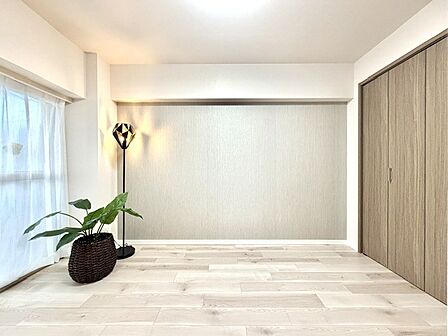 約5.0帖の洋室はリビング隣に位置しており、スライドドアを開放すれば約17.2帖のリビングダイニングキッチンとしても利用可能です。