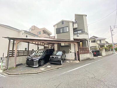 外観：角地なため日当たり良好♪通風良好♪開放感があります。木造3階建てになります。