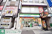 ファミリーマート赤羽駅東口店 徒歩4分。コンビニ 250m