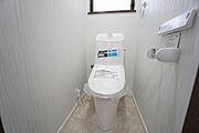 1階2階の2ヶ所にトイレがありますので、忙しい朝にも家族に気を使わず、ゆとりが生まれますね＾＾ 小窓付きで換気する時に便利です＾＾ 