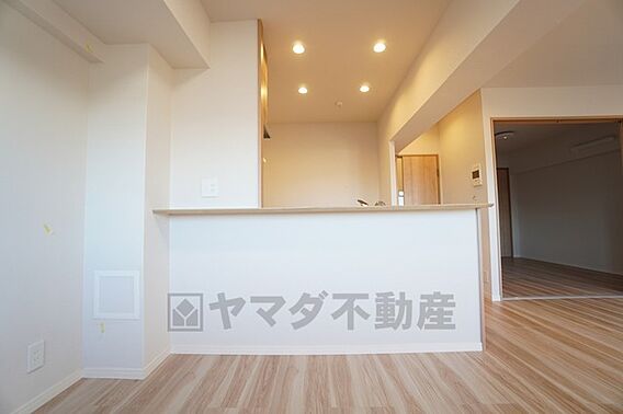 窓から光が差し...