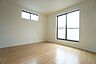 寝室：主寝室としてお使いいただけそうなこちらのお部屋は、日当たりが良く、爽やかな風を感じて起きる朝は、快適生活の始まりに。